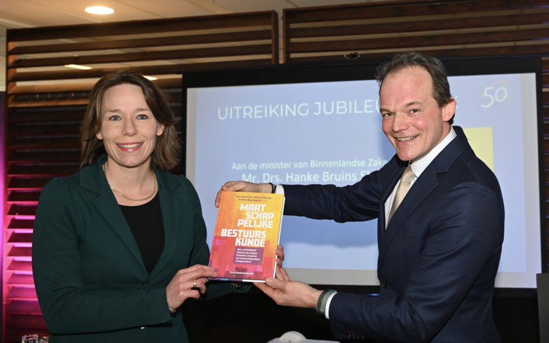 Minister Bruins Slot ontvangt eerste exemplaar VB jubileumboek ‘Maatschappelijke Bestuurskunde’